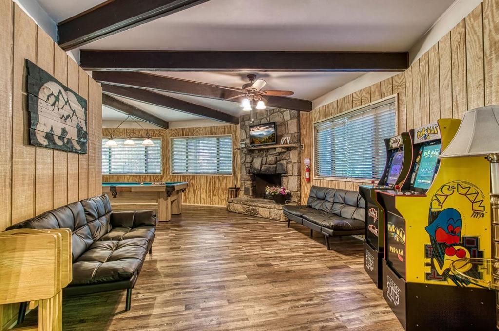 Three Bears Den, Hot Tub, Pool Table, Pool Access, 1089 Free Tickets Each Paid Day, Dollywood Inclu Villa Gatlinburg Exterior photo