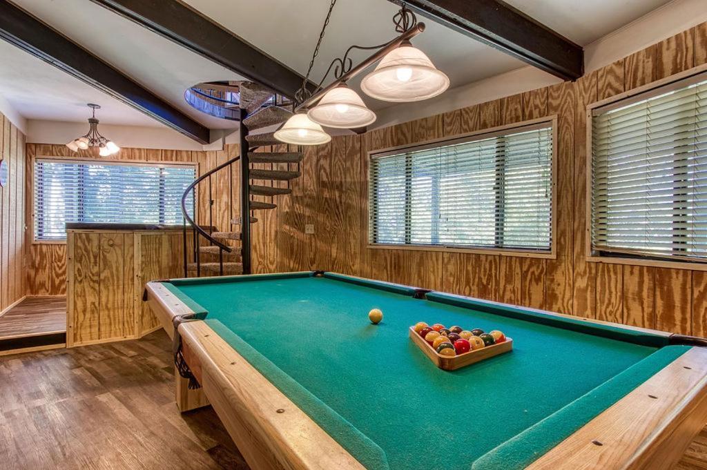 Three Bears Den, Hot Tub, Pool Table, Pool Access, 1089 Free Tickets Each Paid Day, Dollywood Inclu Villa Gatlinburg Exterior photo